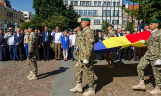 Tricolorul, înălțat pe cerul Clujului de elicoptere și F-16, la ceremonia dedicată Zilei Drapelului Național