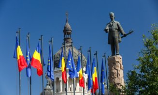 Tricolorul, înălțat pe cerul Clujului de elicoptere și F-16, la ceremonia dedicată Zilei Drapelului Național