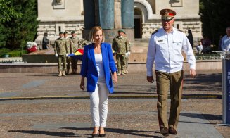 Tricolorul, înălțat pe cerul Clujului de elicoptere și F-16, la ceremonia dedicată Zilei Drapelului Național