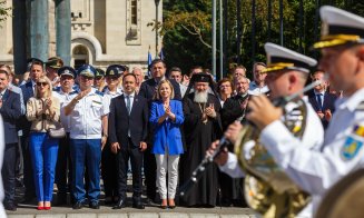 Tricolorul, înălțat pe cerul Clujului de elicoptere și F-16, la ceremonia dedicată Zilei Drapelului Național