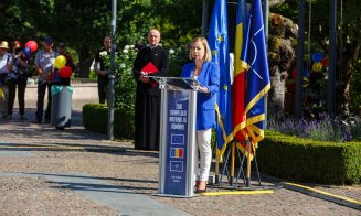 Tricolorul, înălțat pe cerul Clujului de elicoptere și F-16, la ceremonia dedicată Zilei Drapelului Național