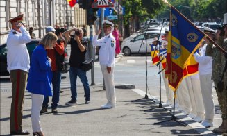Tricolorul, înălțat pe cerul Clujului de elicoptere și F-16, la ceremonia dedicată Zilei Drapelului Național