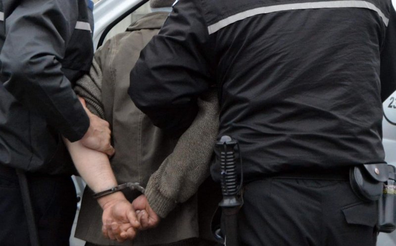 Studentul care a agresat un supraveghetor în timpul unui examen, reținut de polițiști. Purta o uniformă de Poliție Locală