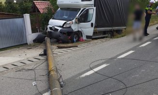 Accident într-o localitate din Cluj: Un camion a intrat din plin într-un stâlp. Trafic îngreunat