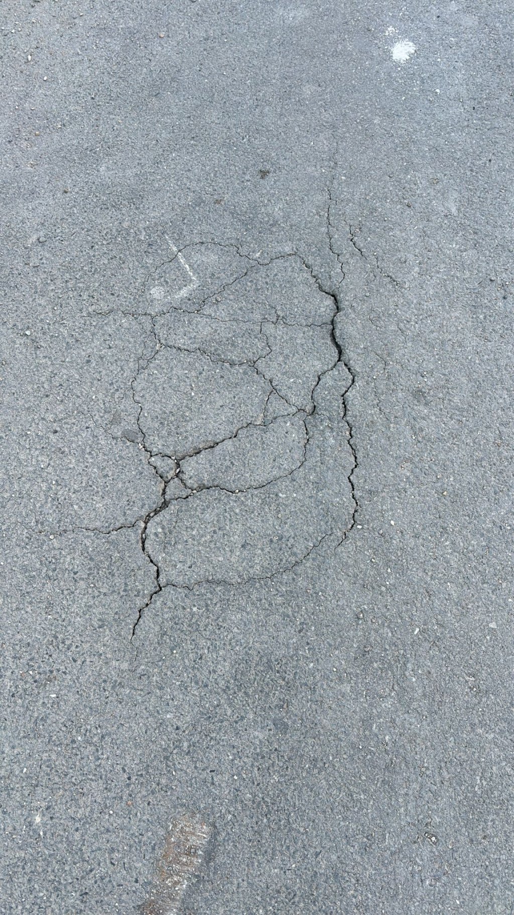 Noi probleme pe strada Uliului. Pământul o ia din nou la vale