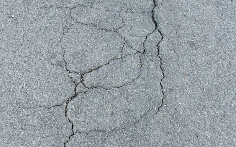 Noi probleme pe strada Uliului. Pământul o ia din nou la vale