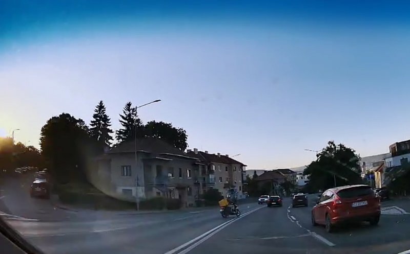 Se circulă ca în junglă în Cluj-Napoca / Accident pe Calea Turzii cu un livrator de mâncare