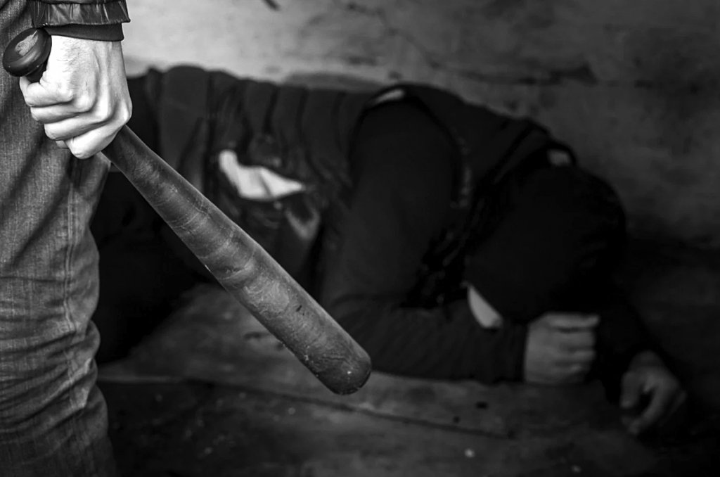 Percheziţii şi mandate de aducere la BĂTĂUŞII din Iara şi Petreştii de Jos / 7 bărbaţi săltaţi de poliţie / Bâte metalice şi de lemn găsite la percheziţii