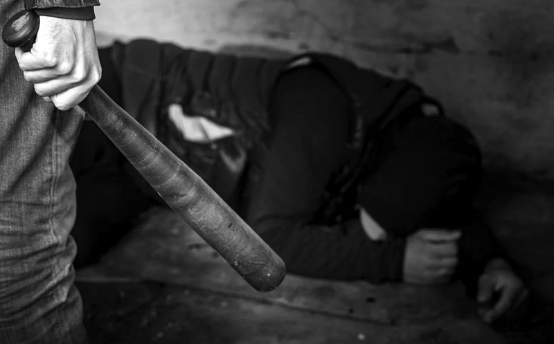 Percheziţii şi mandate de aducere la BĂTĂUŞII din Iara şi Petreştii de Jos / 7 bărbaţi săltaţi de poliţie / Bâte metalice şi de lemn găsite la percheziţii