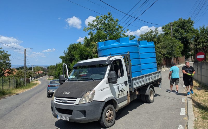 ATENŢIE: Apa din recipienții din plastic, amplasați în punctele fixe din Feleacu, NU este potabilă! / Ce spune primarul comunei despre problema alimentării cu apă