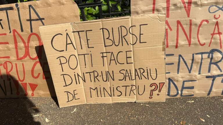 Studenții, încă un protest față de tăierile de burse: "Tăiați din corupție, nu din burse!" / Li se alătură și elevii