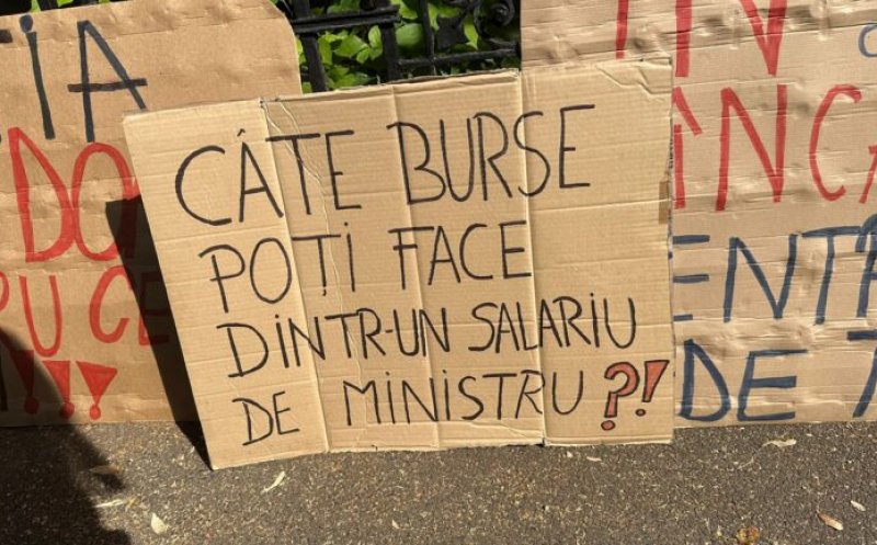 Studenții, încă un protest față de tăierile de burse: "Tăiați din corupție, nu din burse!" / Li se alătură și elevii