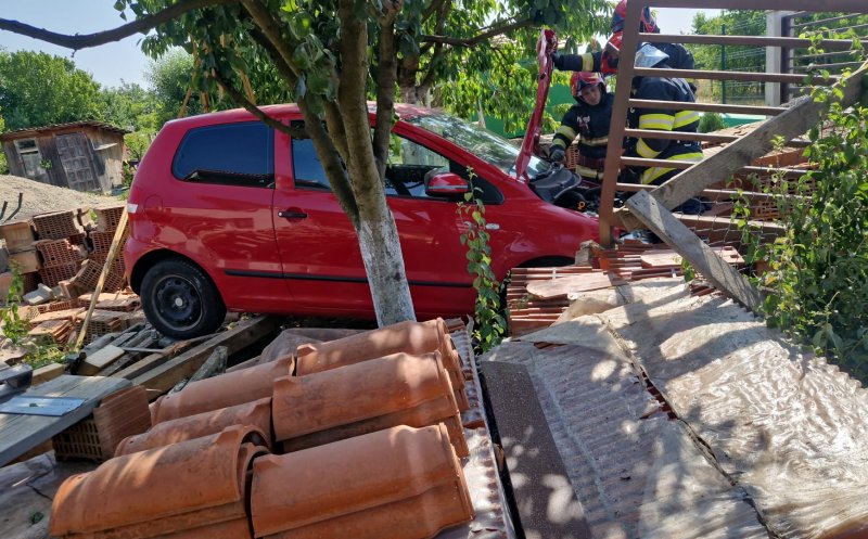 Accident în Cluj: o mașină a derapat și a intrat în curtea unei locuințe