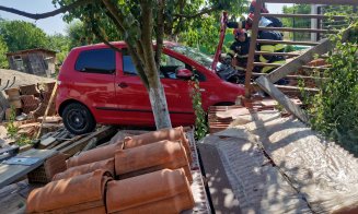Accident în Cluj: o mașină a derapat și a intrat în curtea unei locuințe