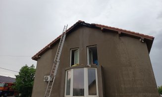Incendiu în Cluj: o casă a fost cuprinsă de flăcări după ce a fost lovită de trăsnet