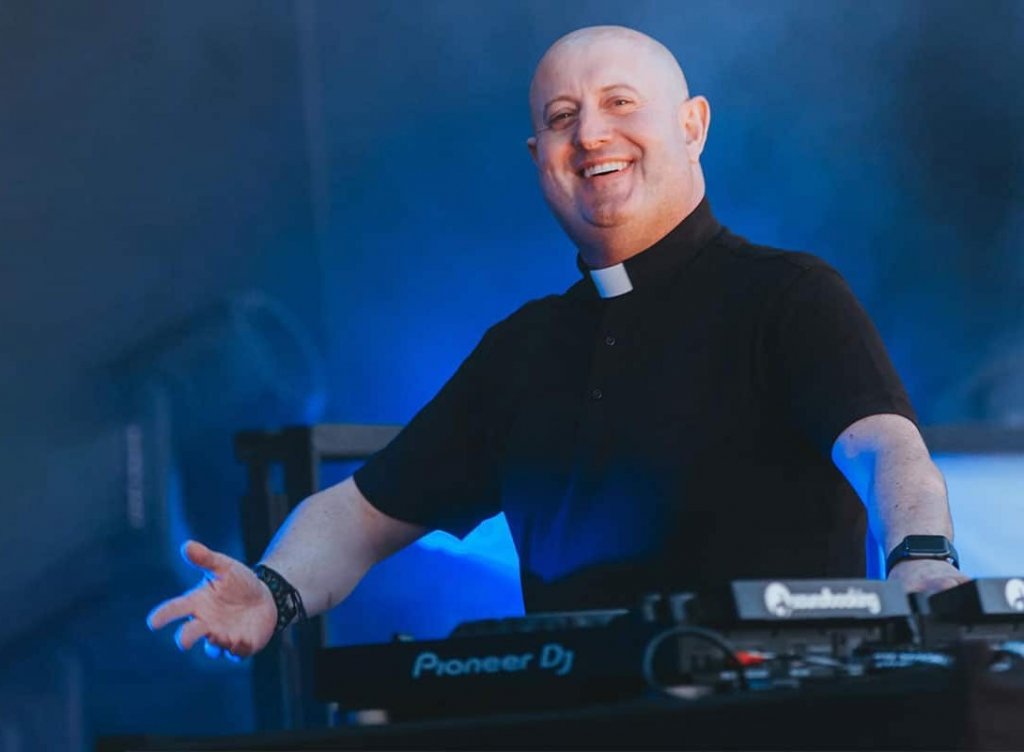 PREOT și DJ. Concert ca la UNTOLD, în centrul Clujului cu DJ Padre Guilherme & spectacol de lumini și videomapping