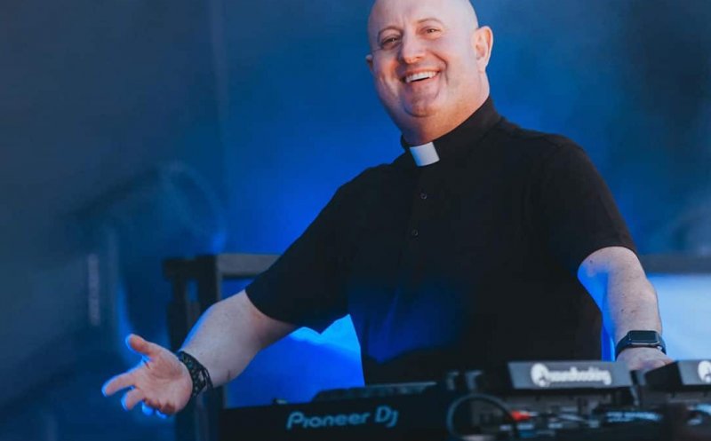 PREOT și DJ. Concert ca la UNTOLD, în centrul Clujului cu DJ Padre Guilherme & spectacol de lumini și videomapping