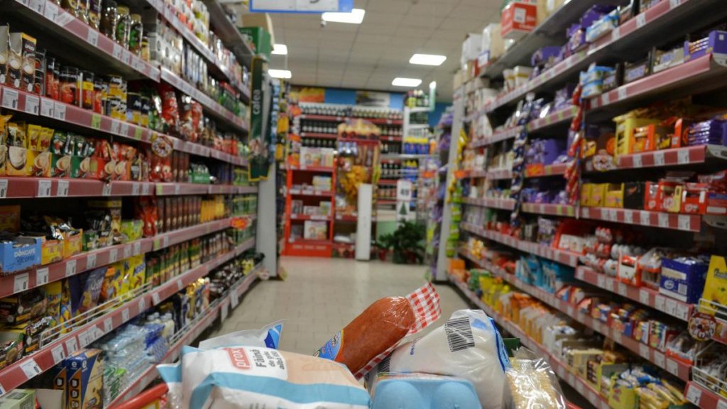 Adaosul comercial la alimentele de bază, plafonat până la finalul lui septembrie. VEZI LISTA