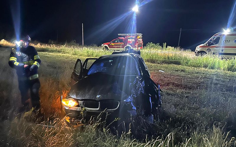 ACCIDENT în Cluj noaptea trecută: 3 tineri cu vârste între 18 şi 21 de ani au "zburat" cu BMW-ul de pe şosea