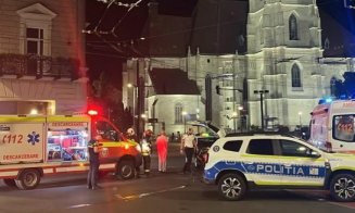 Impact violent între o motocicletă și un autoturism în centrul Clujului. Motociclistul, transportat la spital
