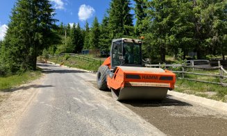 Reparații pe un important drum turistic din zona de munte a Clujului. Se toarnă și asfalt