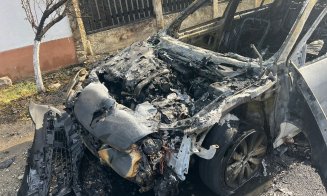 Mașină făcută scrum la Mintiu Gherlii / Fără intervenția pompierilor, lua foc și casa
