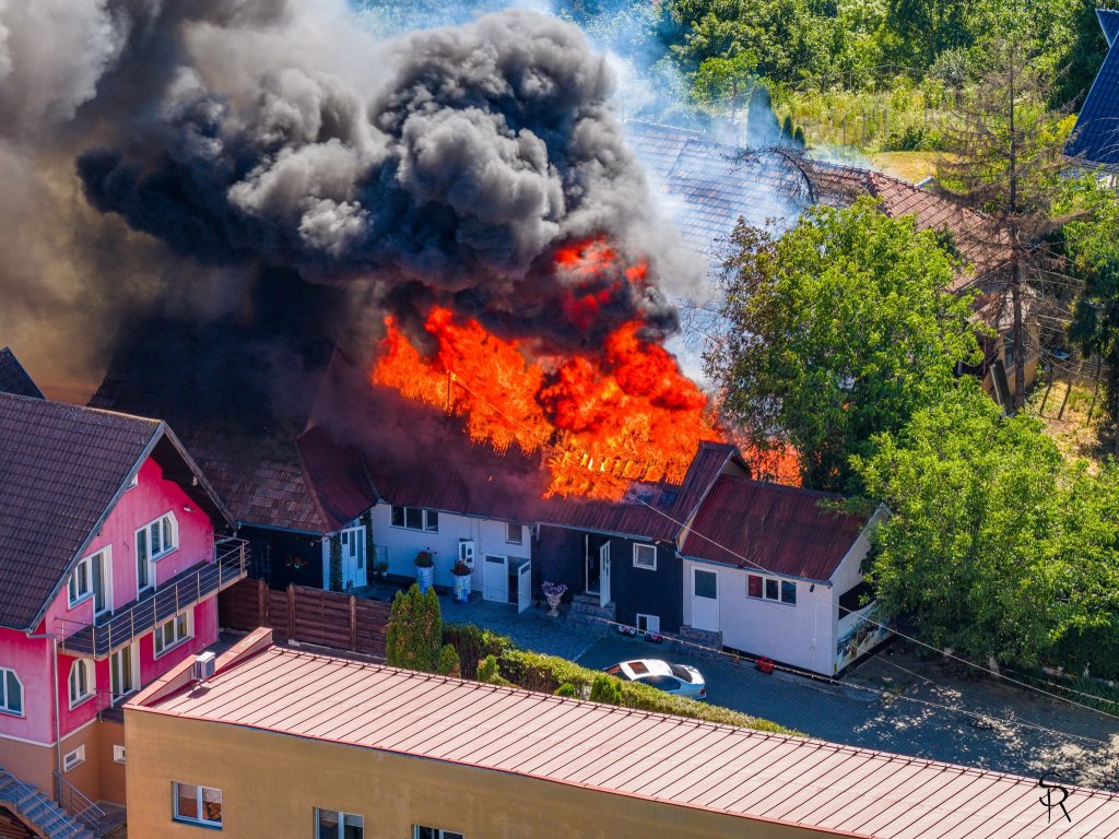„Gruia în flăcări”. Imagini surprinse din dronă cu incendiul de pe strada Șerpuitoare. Un cunoscut restaurant a fost mistuit de foc