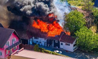 „Gruia în flăcări”. Incendiu spectaculos surprins din dronă pe strada Șerpuitoare. Un cunoscut restaurant a fost mistuit de foc