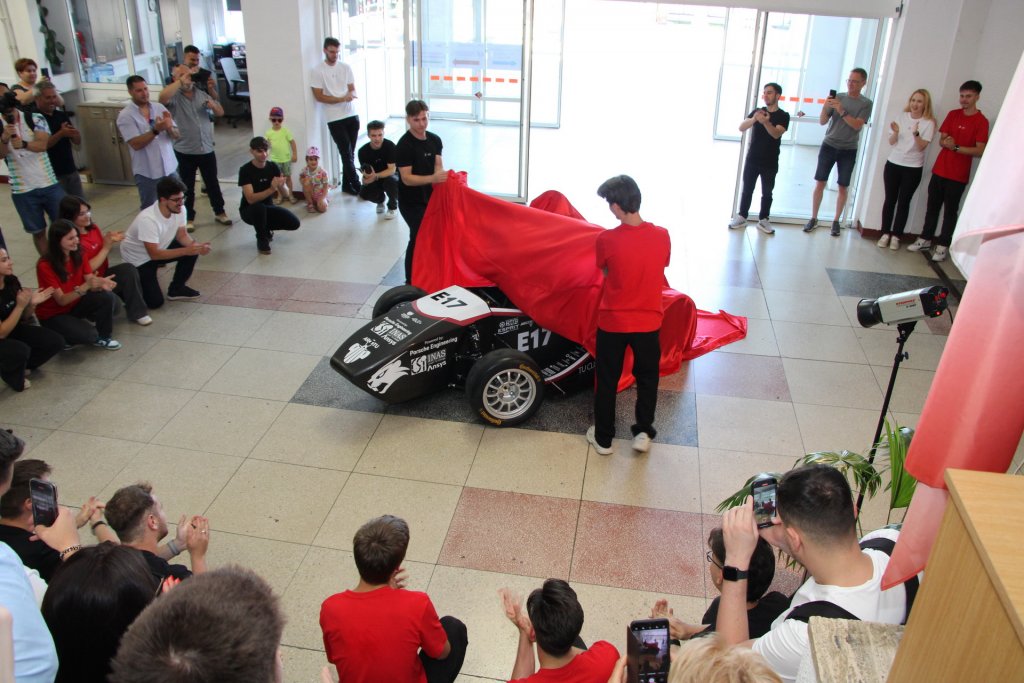 Studenții de la UTCN au lansat noul monopost electric cu care vor concura pe circuitul de Formula 1 Hockenheimring