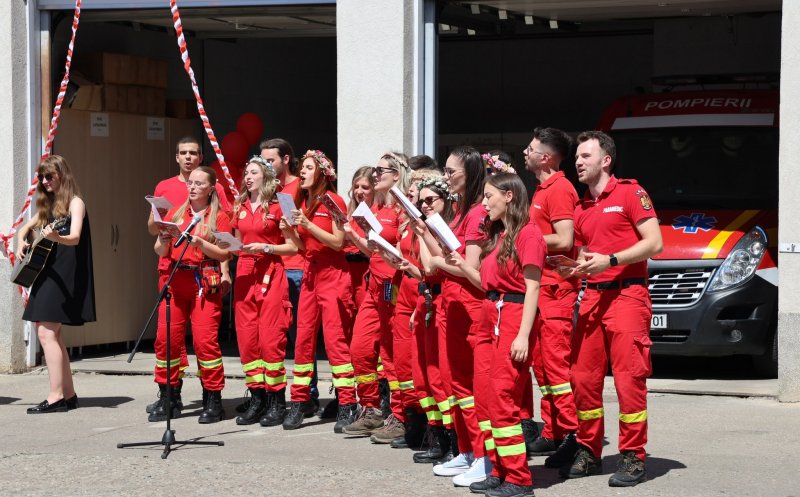 Paramedicii voluntari de la UMF Cluj le-au cântat serenade colegilor de la SMURD