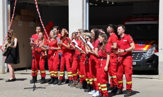 Paramedicii voluntari de la UMF Cluj le-au cântat serenade colegilor de la SMURD