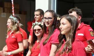 Paramedicii voluntari de la UMF Cluj le-au cântat serenade colegilor de la SMURD