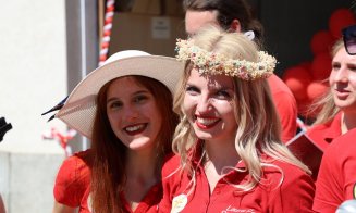 Paramedicii voluntari de la UMF Cluj le-au cântat serenade colegilor de la SMURD