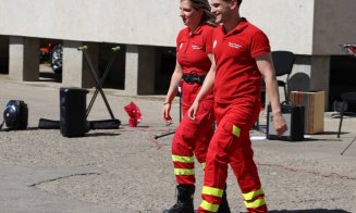 Paramedicii voluntari de la UMF Cluj le-au cântat serenade colegilor de la SMURD