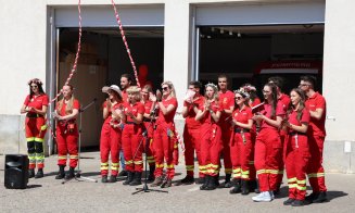 Paramedicii voluntari de la UMF Cluj le-au cântat serenade colegilor de la SMURD