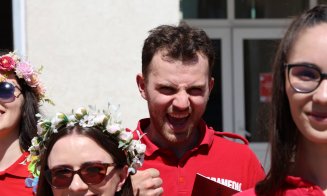 Paramedicii voluntari de la UMF Cluj le-au cântat serenade colegilor de la SMURD
