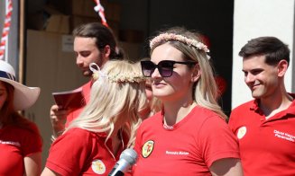 Paramedicii voluntari de la UMF Cluj le-au cântat serenade colegilor de la SMURD