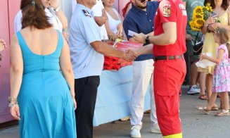 Paramedicii voluntari de la UMF Cluj le-au cântat serenade colegilor de la SMURD