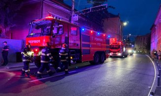 Incendiu puternic la un imobil din Cluj-Napoca. O femeie a suferit arsuri la nivelul feței