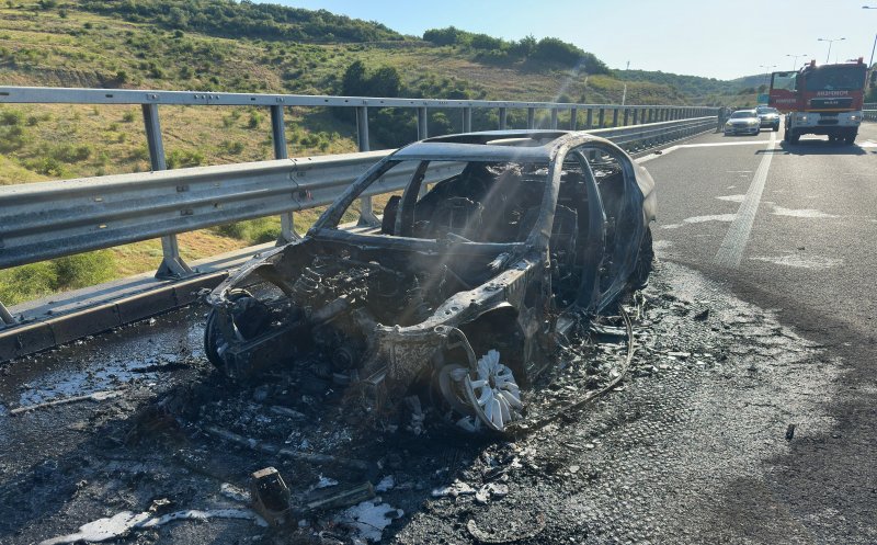 Mașină în flăcări pe autostradă. Pompierii clujeni au intervenit