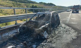 Mașină în flăcări pe autostradă. Pompierii clujeni au intervenit