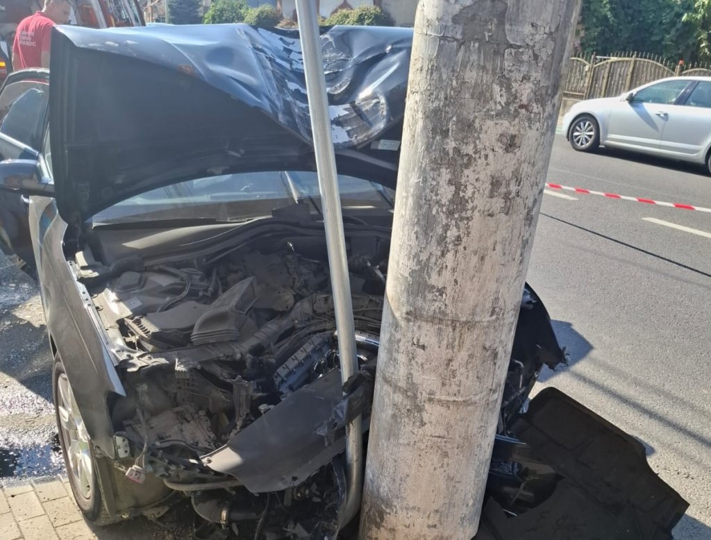 Femeie transportată la spital după ce mașina a intrat într-un stâlp