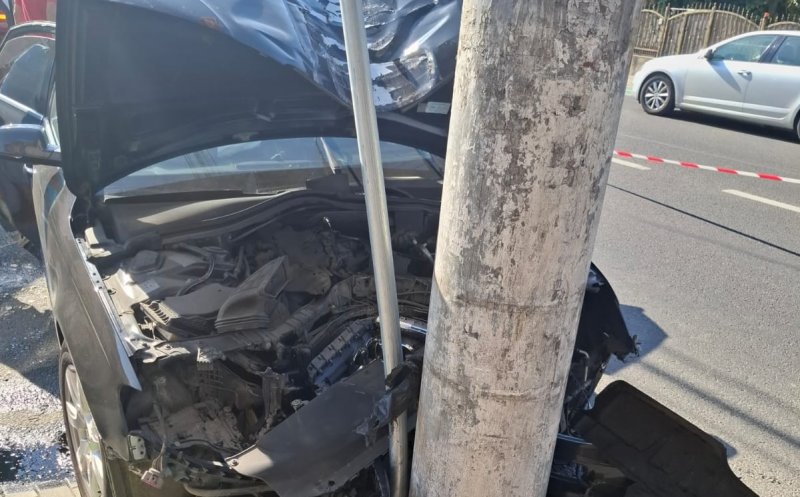 Femeie transportată la spital după ce mașina a intrat într-un stâlp