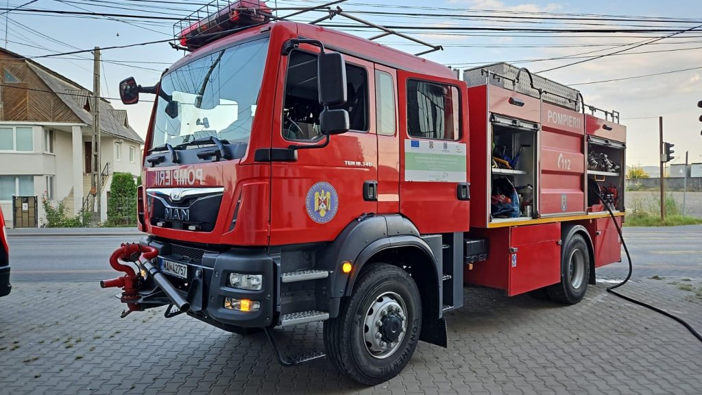 Incendiu la un depozit din Cluj-Napoca. Cinci autospeciale de pompieri au intervenit