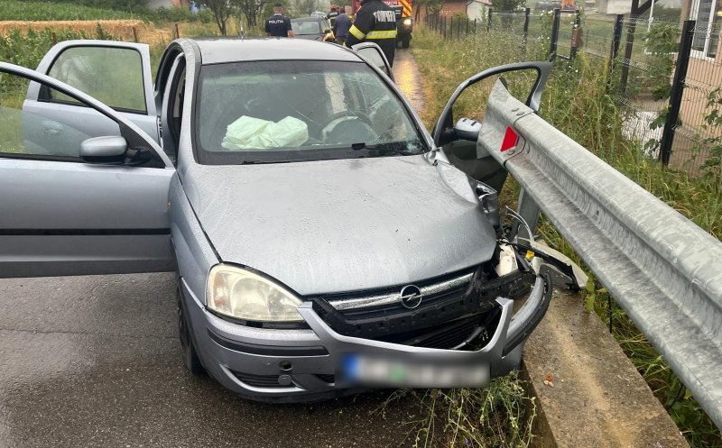 Accident grav în Cluj: o mașină a lovit un parapet. Șoferul a fost transportat la spital