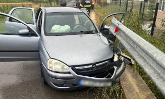 Accident într-o localitate din Cluj: o mașină a intrat într-un parapet. Bărbat, transportat la spital
