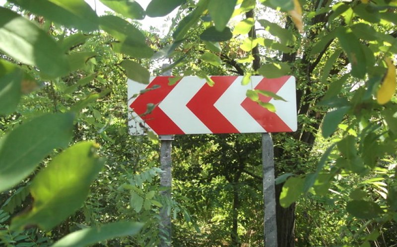 Un clujean de 24 de ani s-a răsturnat cu mașina într-o curbă deosebit de periculoasă. Victima, transportată la spital