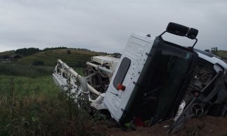 Camion RĂSTURNAT pe un drum din Cluj. Șoferul a primit îngrijiri medicale