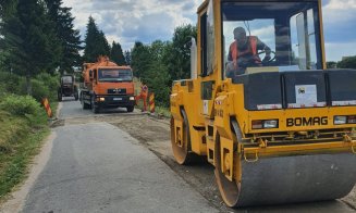 Reparații pe un drum pitoresc din zona de munte a județului Cluj