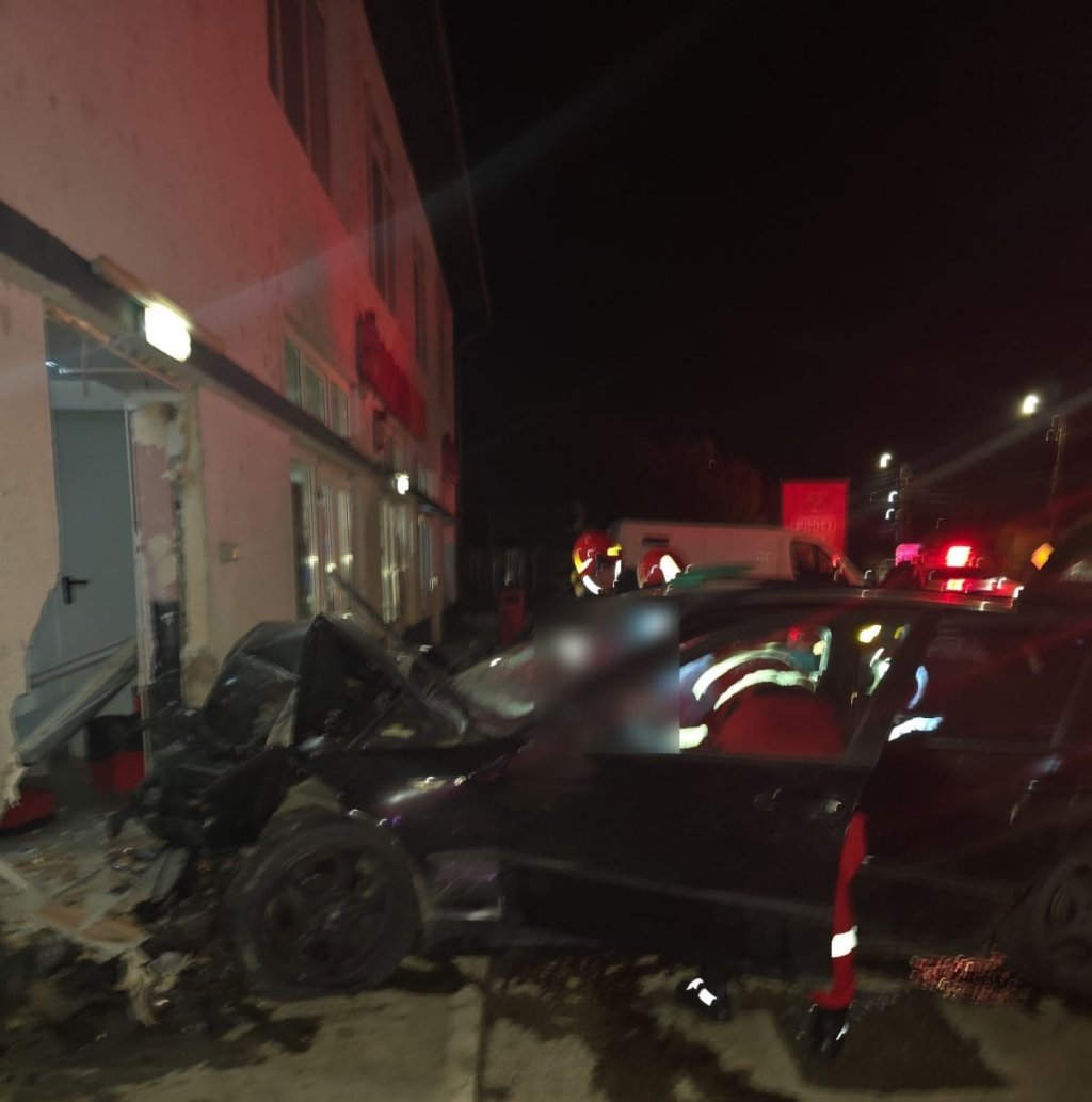 ACCIDENT la Someşul Rece, în judeţul Cluj: A intervenit descarcerarea pentru a extrage două victime